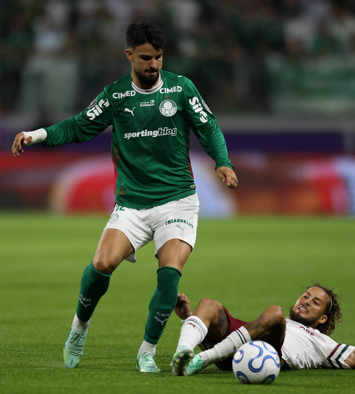 Flaco López disputa bola com jogador do Fluminense na semifinal da Libertadores