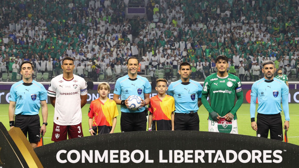 Gustavo Gómez em lance de Palmeiras x Fluminense, no Nubank Parque