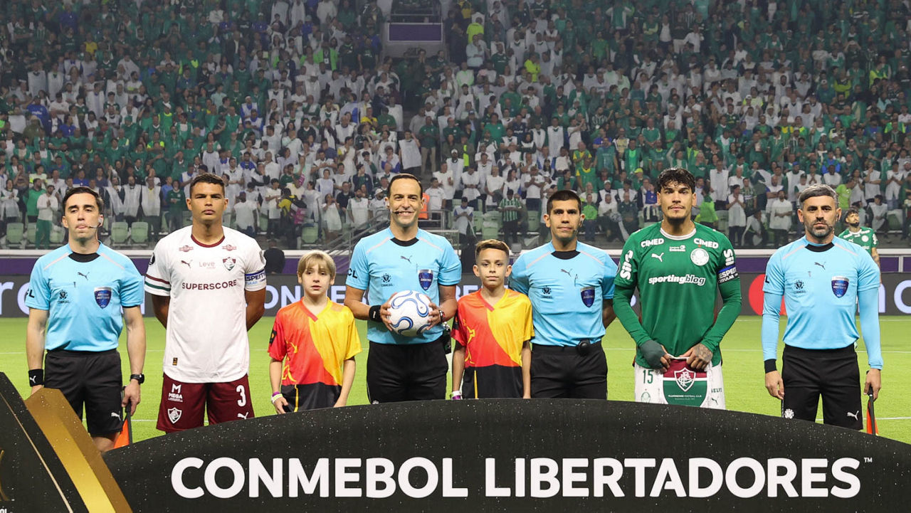 Gustavo Gómez em lance de Palmeiras x Fluminense, no Nubank Parque