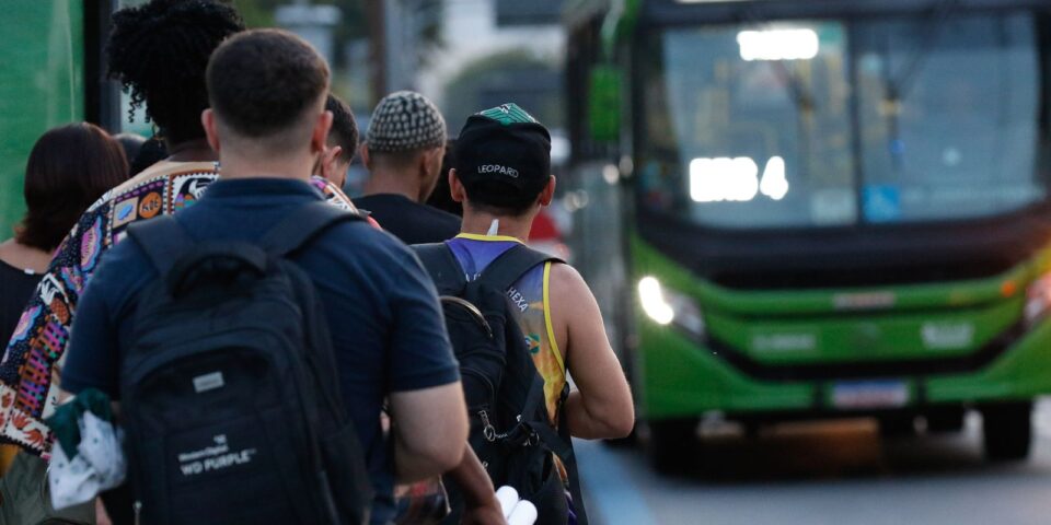 Passageiros embarcam em ônibus no Rio de Janeiro