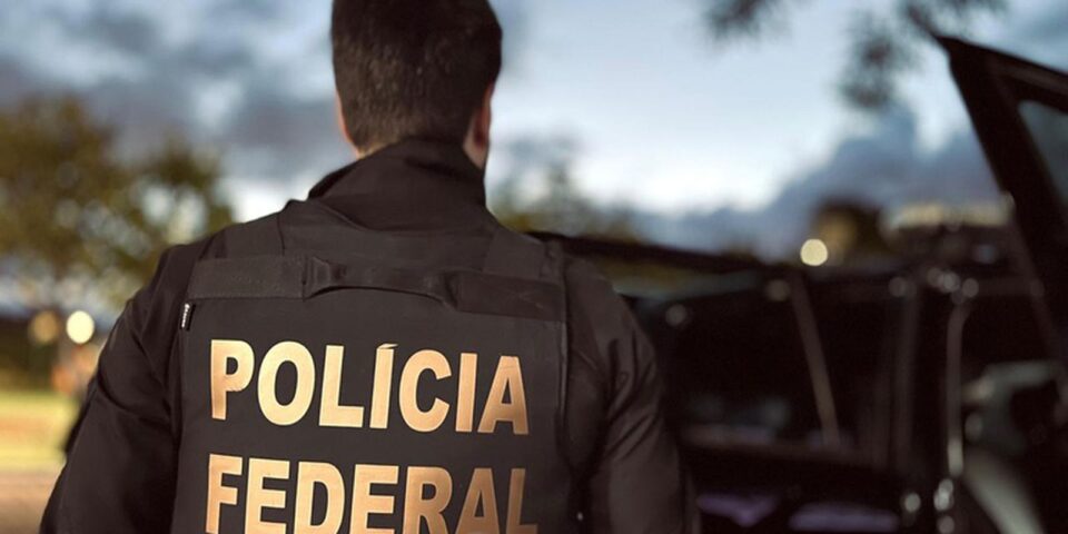 Agentes da Polícia Federal durante operação (imagem ilustrativa)