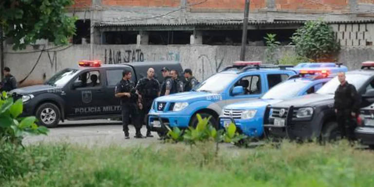 Policiais militares durante operação na Maré, na zona norte do Rio de Janeiro