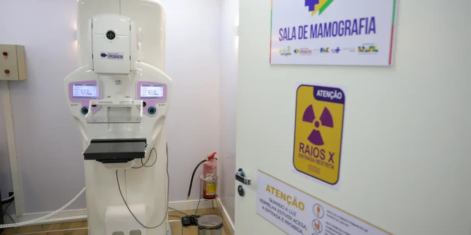 Unidade móvel de saúde da mulher em hospital regional de Ceilândia, no Distrito Federal