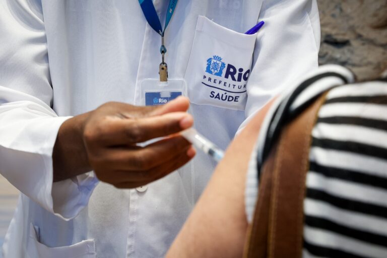 Profissional de saúde aplica vacina em unidade de Atenção Primária do Rio de Janeiro durante a campanha contra a meningite ACWY