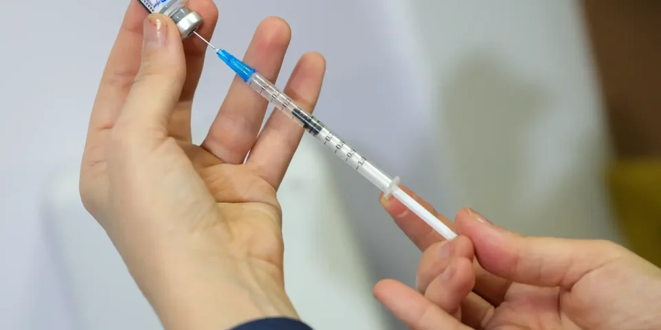 Frasco da vacina contra o vírus sincicial respiratório (VSR), uma das causas de SRAG