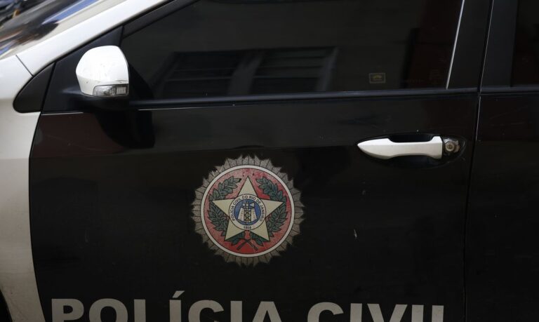 Viatura da Polícia Civil do Rio de Janeiro estacionada em via pública