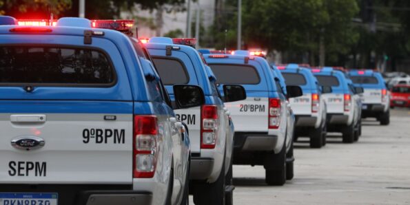 Viaturas da Polícia Militar do Estado do Rio de Janeiro enfileiradas (imagem de arquivo)