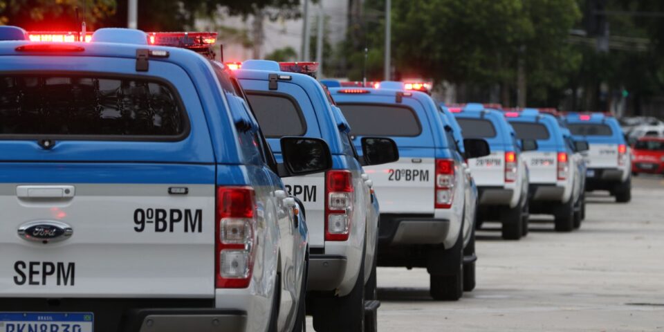 Viaturas da Polícia Militar do Estado do Rio de Janeiro enfileiradas (imagem de arquivo)